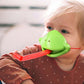Lustiges Spiel mit der Froschzungen-Maske